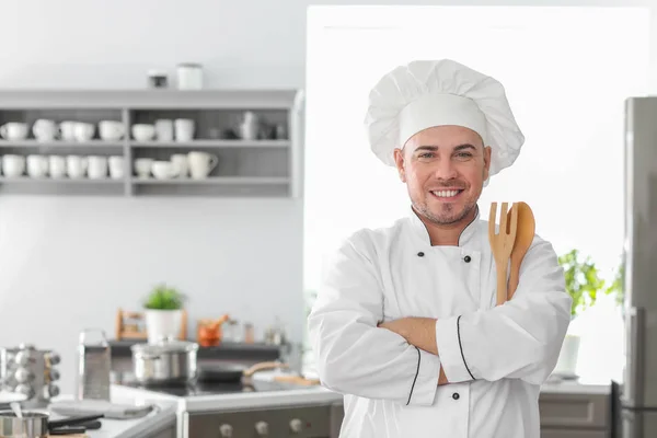 Mannelijke Chef Kok Met Gebruiksvoorwerpen Keuken — Stockfoto