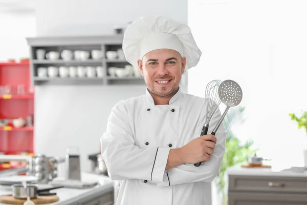 Mężczyzna Szefa Kuchni Naczynia Kuchni — Zdjęcie stockowe