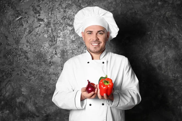 Chef Masculino Con Verduras Sobre Fondo Gris —  Fotos de Stock