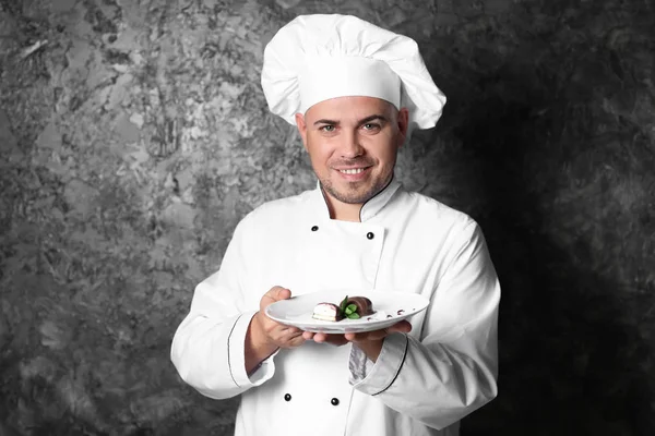 Chef Masculino Con Sabroso Postre Sobre Fondo Gris —  Fotos de Stock