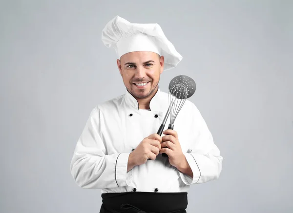 Chef Masculino Con Utensilios Cocina Sobre Fondo Gris — Foto de Stock