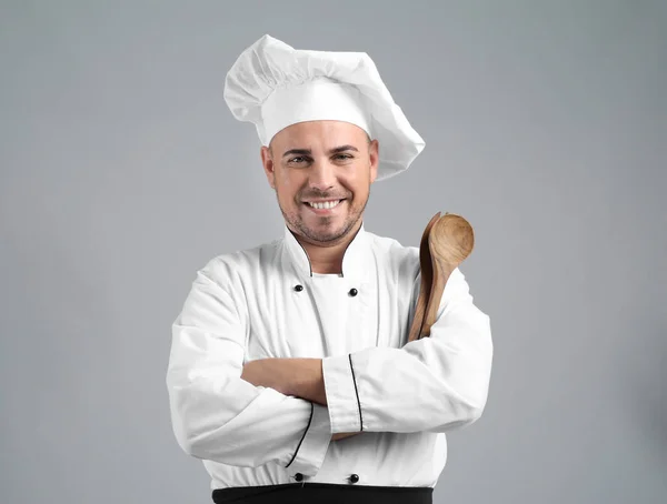Chef Masculino Com Utensílios Cozinha Fundo Cinza — Fotografia de Stock