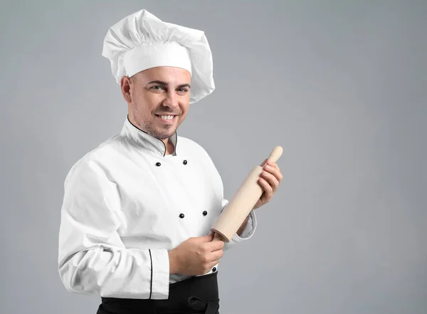 Mannelijke Chef Kok Met Deegroller Een Grijze Achtergrond — Stockfoto