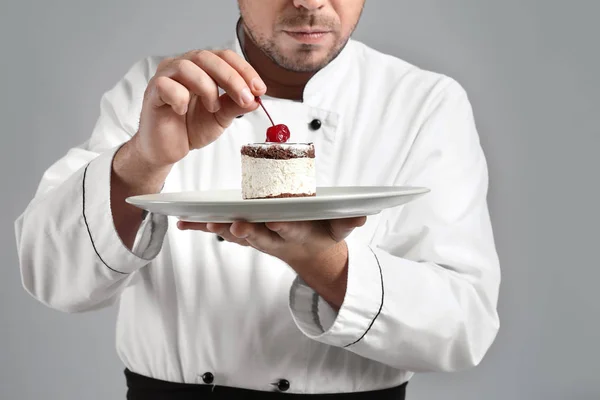 Chef Masculino Con Sabroso Postre Sobre Fondo Gris Primer Plano —  Fotos de Stock