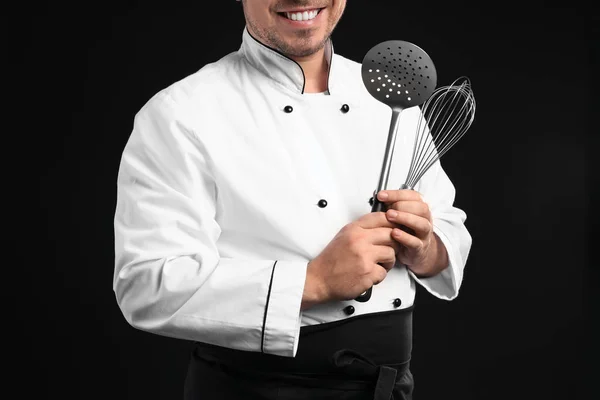 Chef Masculino Con Utensilios Cocina Sobre Fondo Oscuro —  Fotos de Stock