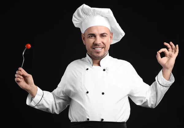 Chef Masculino Com Tomate Garfo Mostrando Gesto Contra Fundo Escuro — Fotografia de Stock