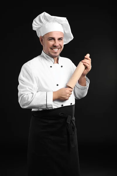 Chef Masculin Avec Rouleau Pâtisserie Sur Fond Sombre — Photo