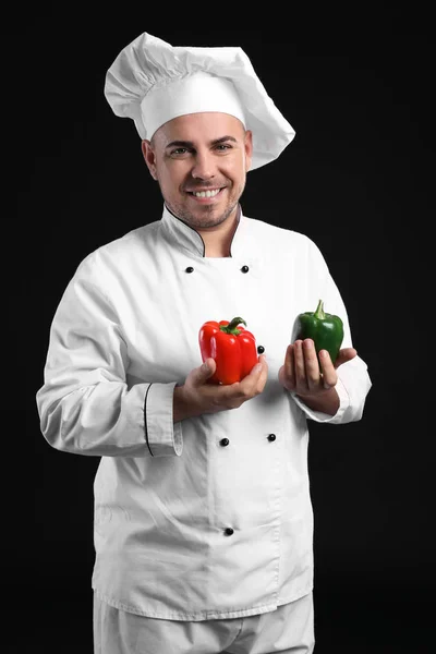 Männlicher Koch Mit Paprika Auf Dunklem Hintergrund — Stockfoto