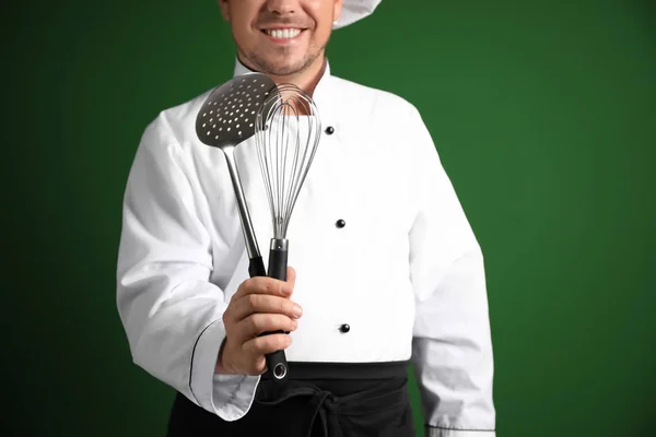Chefe Masculino Com Utensílios Cozinha Sobre Fundo Cor — Fotografia de Stock