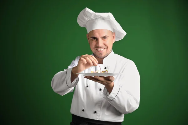 Mannelijke Chef Kok Met Smakelijke Salade Kleur Achtergrond — Stockfoto