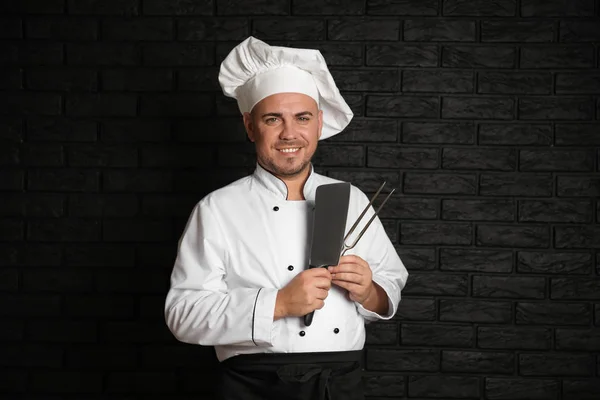 Mężczyzna Szefa Kuchni Naczynia Kuchenne Ciemnym Tle — Zdjęcie stockowe