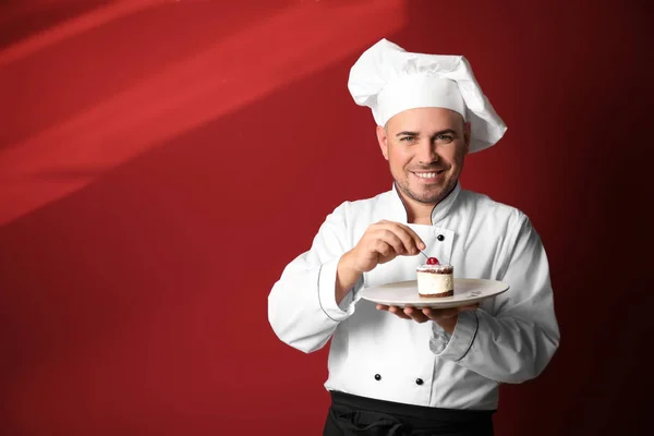 Chef Masculino Con Sabroso Postre Sobre Fondo Color —  Fotos de Stock