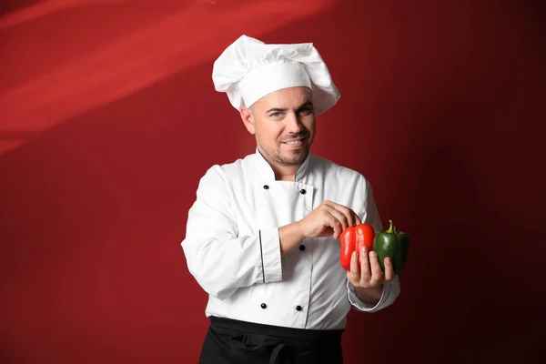 Chef Masculino Con Pimientos Sobre Fondo Color —  Fotos de Stock