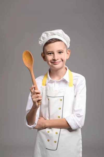 Cute Pequeno Chef Com Colher Fundo Cinza — Fotografia de Stock