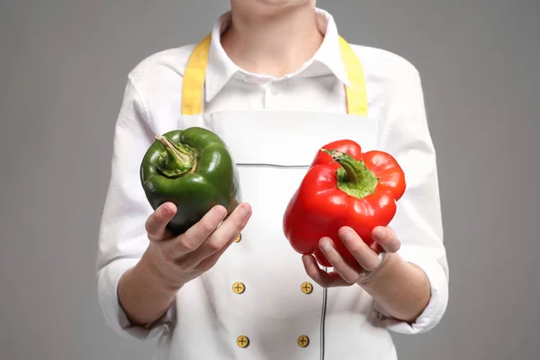 Schattige Kleine Chef Kok Met Paprika Een Grijze Achtergrond Close — Stockfoto