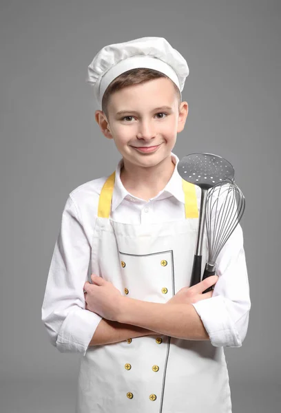 Cute Pequeno Chef Com Utensílios Cozinha Fundo Cinza — Fotografia de Stock