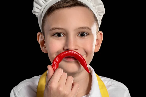 Pequeño Chef Divertido Con Chile Sobre Fondo Oscuro —  Fotos de Stock