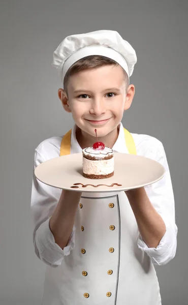 Cute Pequeno Chef Com Sobremesa Saborosa Fundo Cinza — Fotografia de Stock