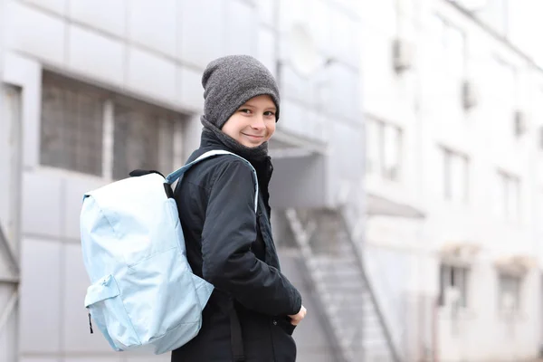 Schattige Kleine Schooljongen Met Rugzak Buitenshuis — Stockfoto