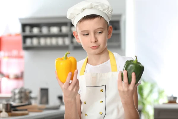 Lindo Pequeño Chef Con Pimientos Cocina —  Fotos de Stock