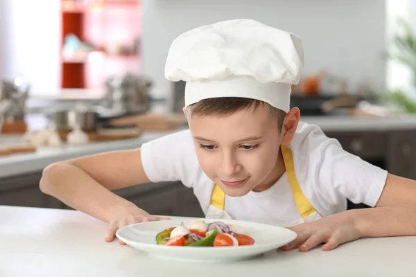 Lindo Pequeño Chef Con Sabrosa Ensalada Cocina —  Fotos de Stock