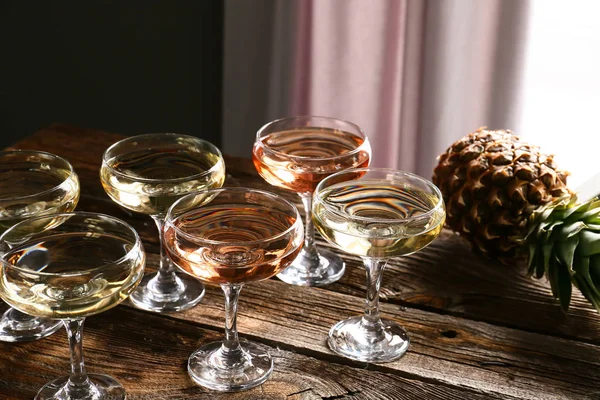 Glazen Champagne Ananas Houten Tafel — Stockfoto