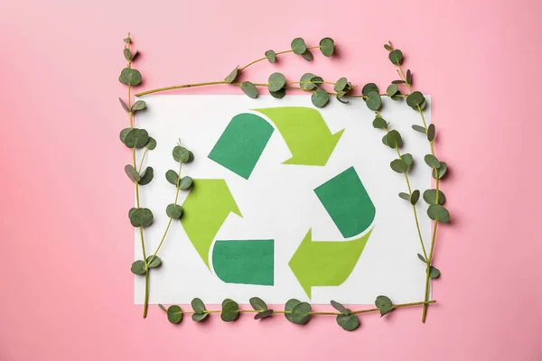 リサイクル シンボルと色の背景に緑の枝 — ストック写真