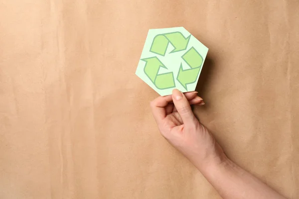 Mano Femenina Con Símbolo Reciclaje Sobre Fondo Color — Foto de Stock