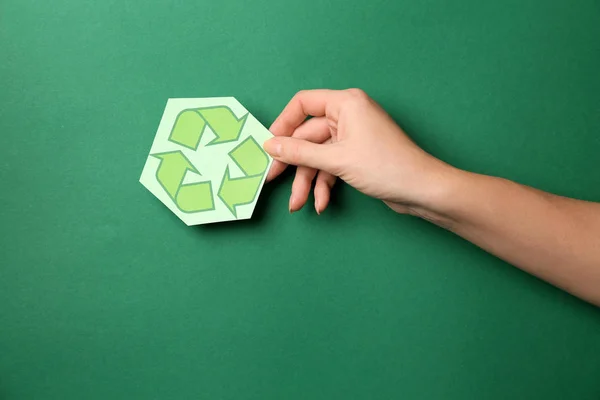 Weibliche Hand Mit Recycling Symbol Auf Farbigem Hintergrund — Stockfoto
