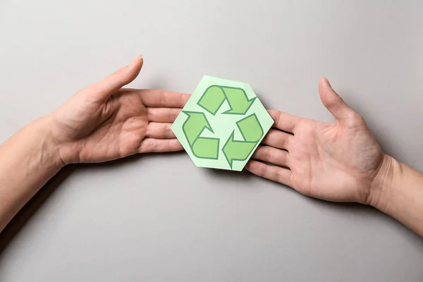 Mãos Femininas Com Símbolo Reciclagem Fundo Claro — Fotografia de Stock