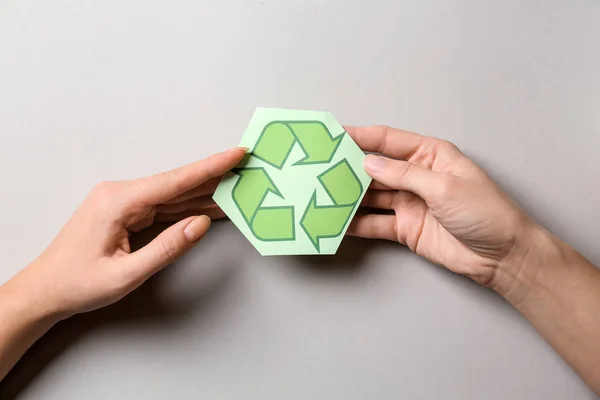Frauenhände Mit Recycling Symbol Auf Hellem Hintergrund — Stockfoto