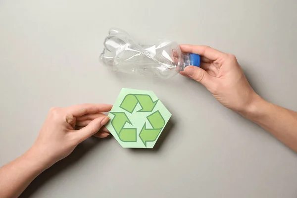 Mãos Femininas Com Símbolo Reciclagem Garrafa Plástico Fundo Claro — Fotografia de Stock