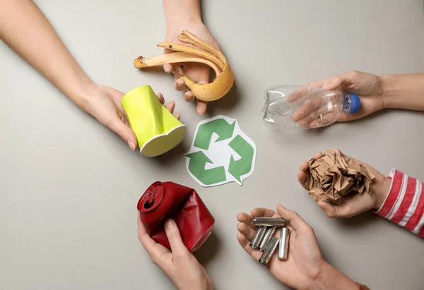 Mãos Com Símbolo Lixo Reciclagem Fundo Claro — Fotografia de Stock