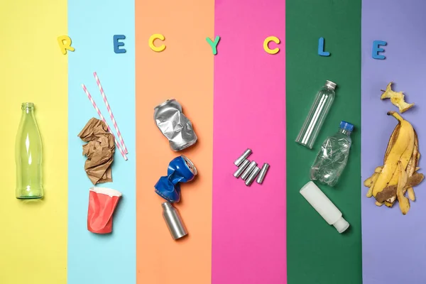Lixo Diferente Palavra Reciclo Sobre Fundo Cor — Fotografia de Stock
