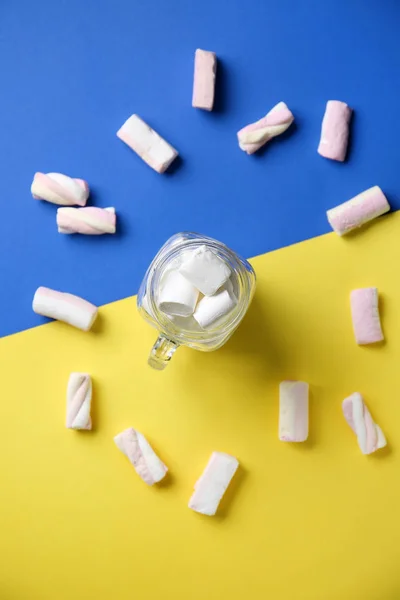 Frasco Mason Com Saborosos Marshmallows Doces Fundo Cor — Fotografia de Stock