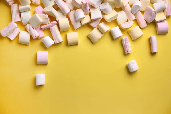 Saborosos Marshmallows Doces Fundo Cor — Fotografia de Stock