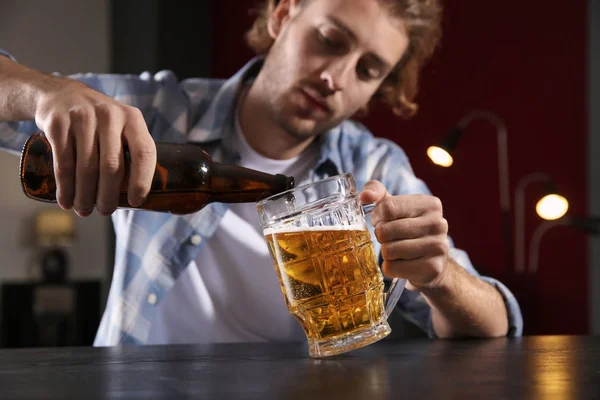 Joven Deprimido Bebiendo Cerveza Mesa Concepto Alcoholismo — Foto de Stock