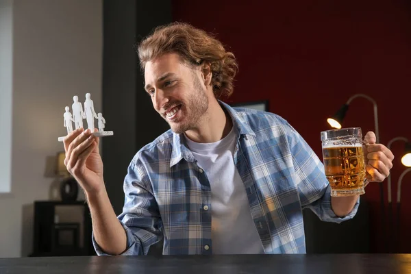 Jeune Homme Avec Tasse Bière Figure Table Concept Choix Entre — Photo