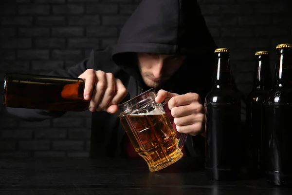 Homme Versant Bière Dans Verre Table Près Mur Briques Noires — Photo