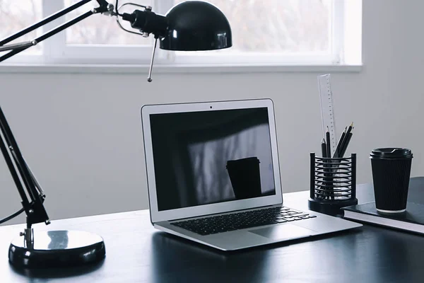 Elegante Lugar Trabajo Con Portátil Moderno — Foto de Stock