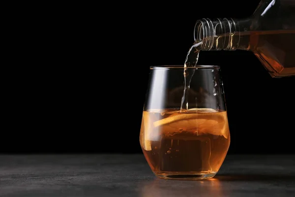 Gieten Van Koud Whisky Uit Fles Het Glas Donkere Achtergrond — Stockfoto