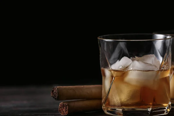 Glas Koude Whisky Met Sigaren Houten Tafel Tegen Donkere Achtergrond — Stockfoto