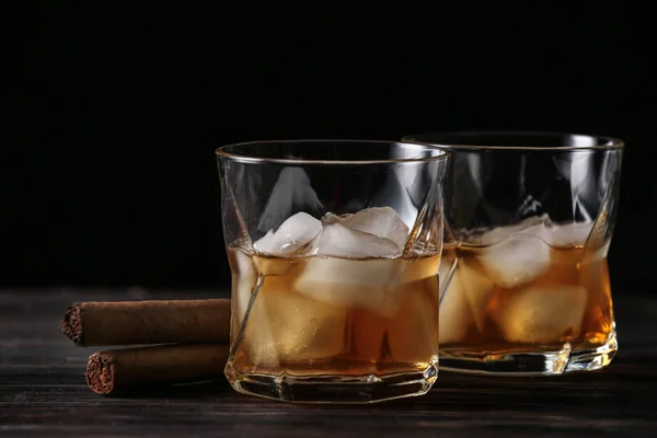 Glazen Koude Whisky Met Sigaren Houten Tafel Tegen Donkere Achtergrond — Stockfoto