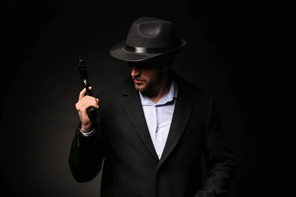 Detective Com Arma Fundo Escuro — Fotografia de Stock