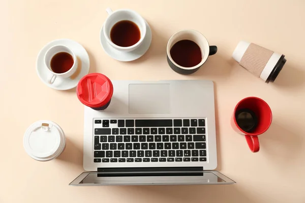 Tasses Presque Vides Café Avec Ordinateur Portable Sur Table Bureau — Photo