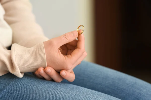 Woman Holding Ring Closeup Concept Divorce — Stock Photo, Image