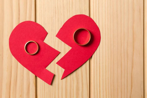 Broken Red Heart Rings Wooden Background Concept Divorce — Stock Photo, Image