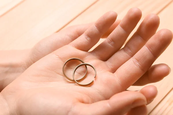 Manos Femeninas Sosteniendo Anillos Cerca Concepto Divorcio —  Fotos de Stock