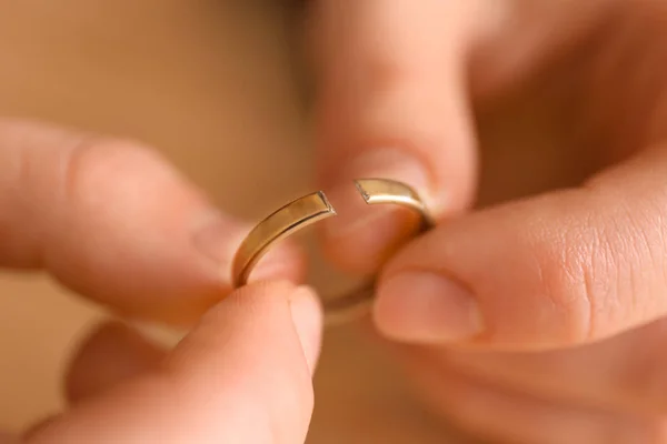 Vrouwelijke Handen Bedrijf Gebroken Ring Close Concept Van Echtscheiding — Stockfoto