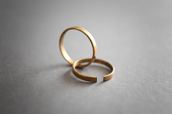 Anillos Enteros Rotos Sobre Fondo Gris Concepto Divorcio —  Fotos de Stock